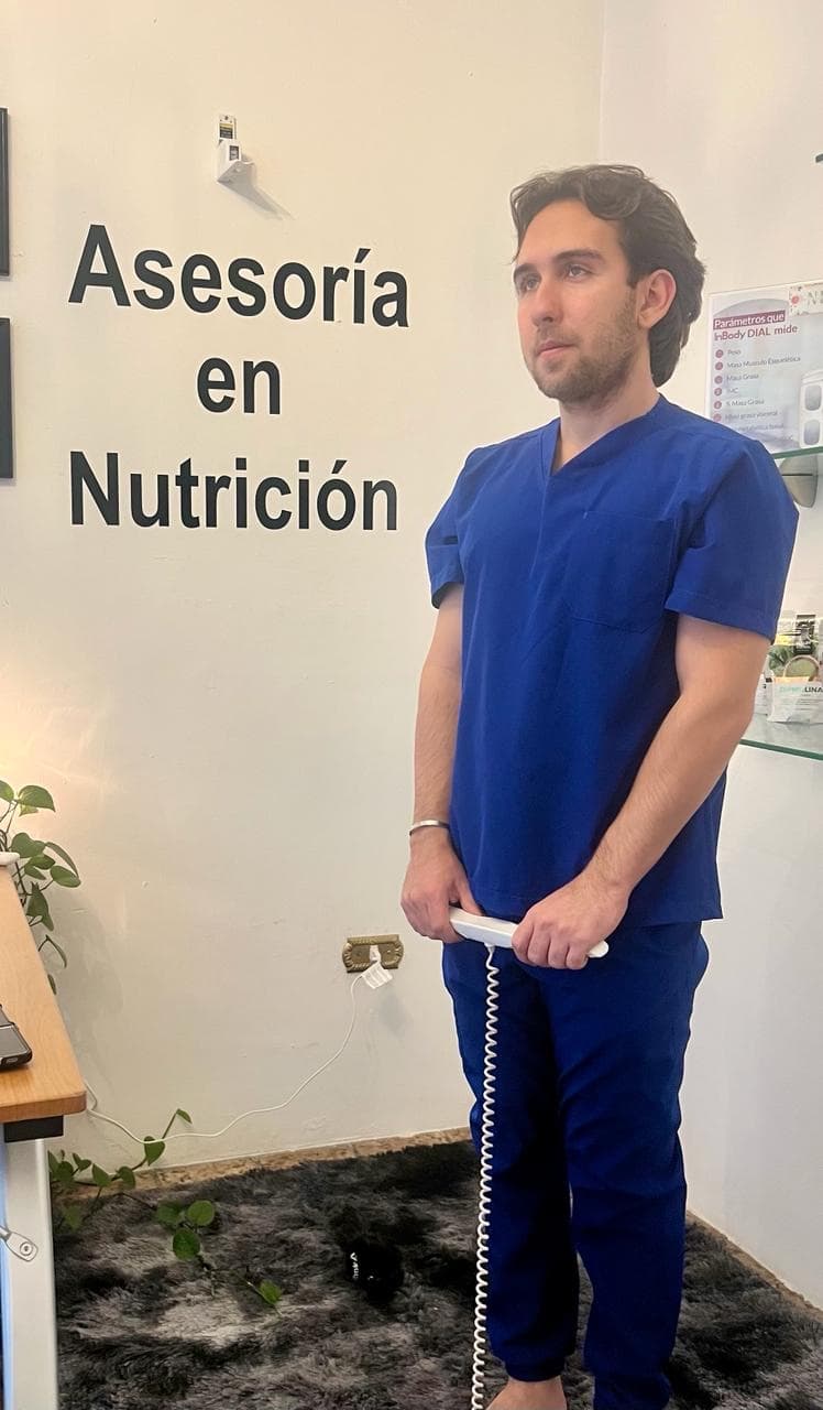 Juan Pablo Treviño realizando evaluación InBody en el consultorio